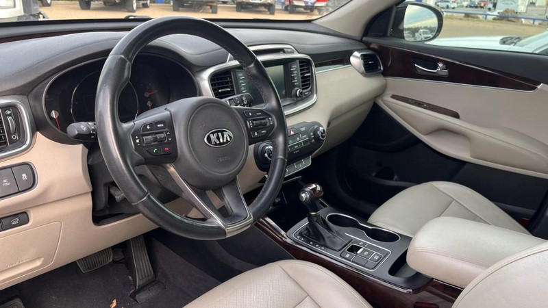 Kia Sorento Vehicle Image 05