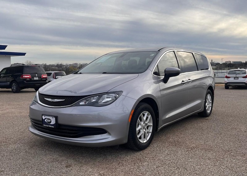 Chrysler Pacifica Vehicle Image 02