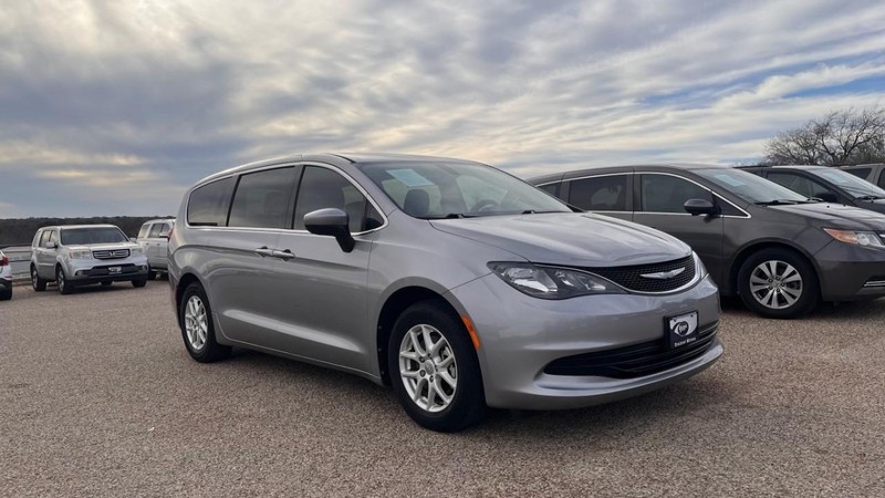 Chrysler Pacifica Vehicle Image 03