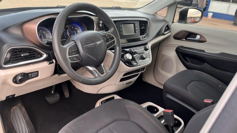 Chrysler Pacifica Vehicle Image 05