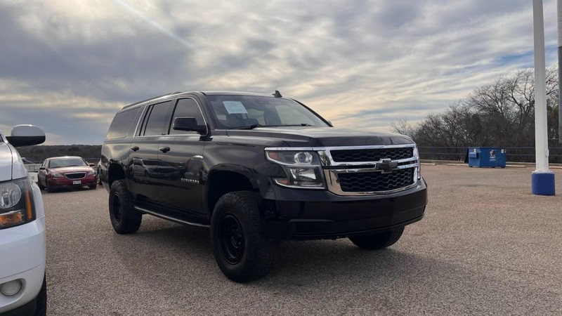 Chevrolet Suburban Vehicle Image 03