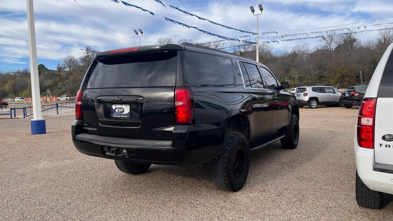 Chevrolet Suburban Vehicle Image 04