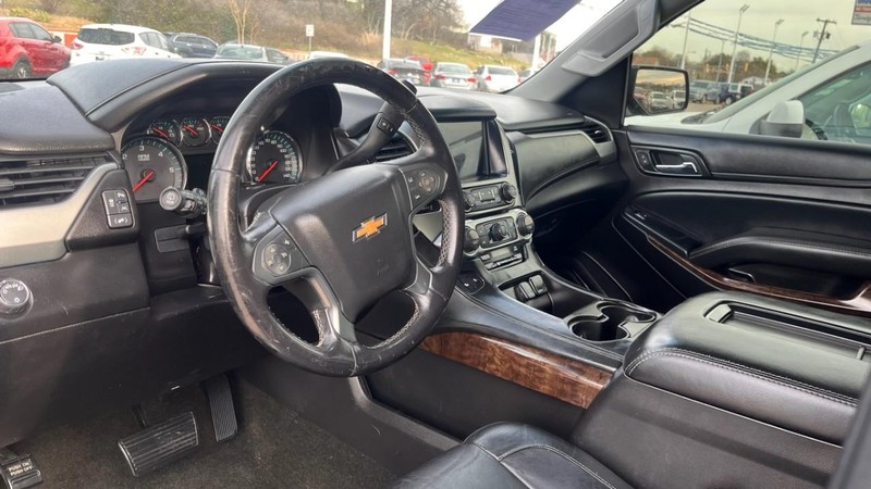 Chevrolet Suburban Vehicle Image 05