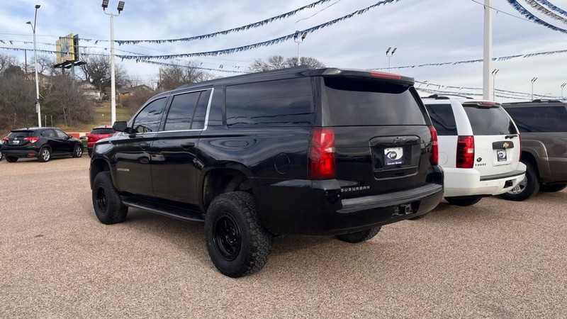 Chevrolet Suburban Vehicle Image 07
