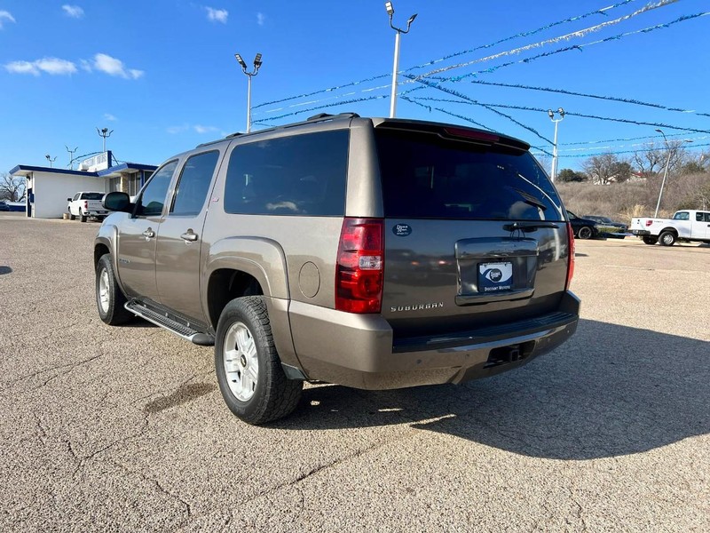 Chevrolet Suburban Vehicle Image 03