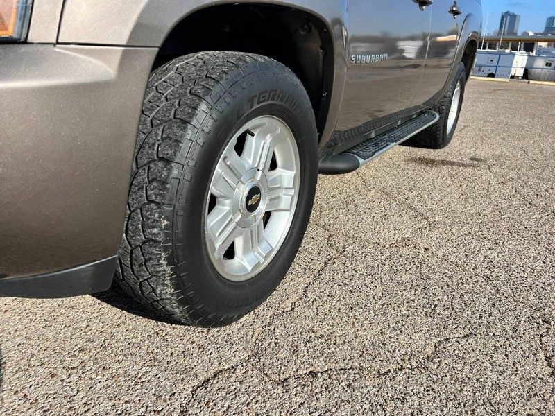 Chevrolet Suburban Vehicle Image 04