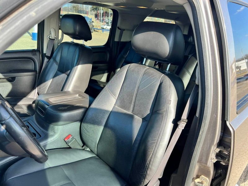 Chevrolet Suburban Vehicle Image 06