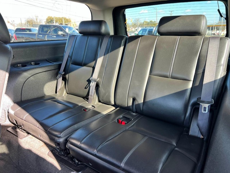Chevrolet Suburban Vehicle Image 08