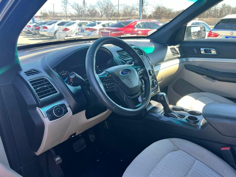 Ford Explorer Vehicle Image 05