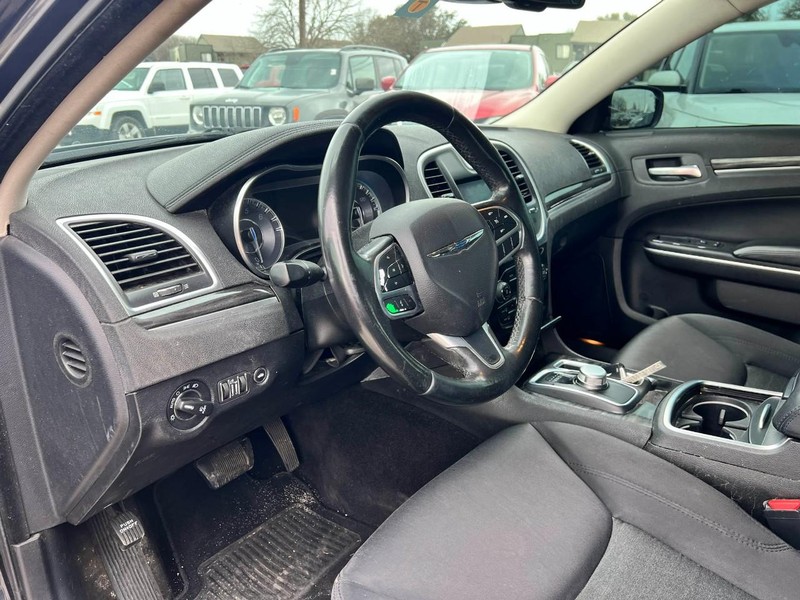 Chrysler 300 Vehicle Image 05