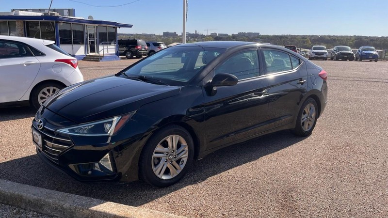 Hyundai Elantra Vehicle Image 02