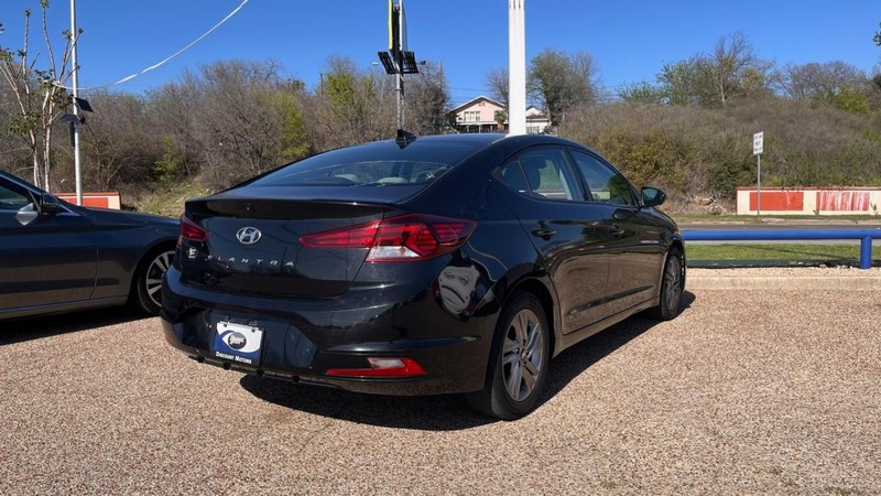 Hyundai Elantra Vehicle Image 04