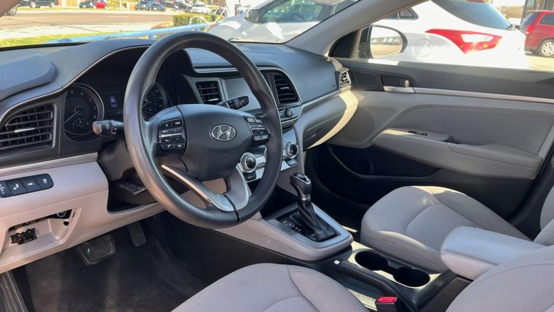 Hyundai Elantra Vehicle Image 05