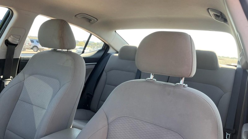 Hyundai Elantra Vehicle Image 06