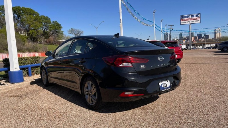 Hyundai Elantra Vehicle Image 07