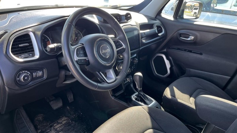 Jeep Renegade Vehicle Image 05