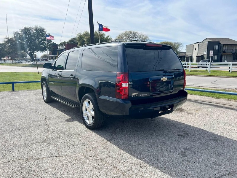 Chevrolet Suburban Vehicle Image 04