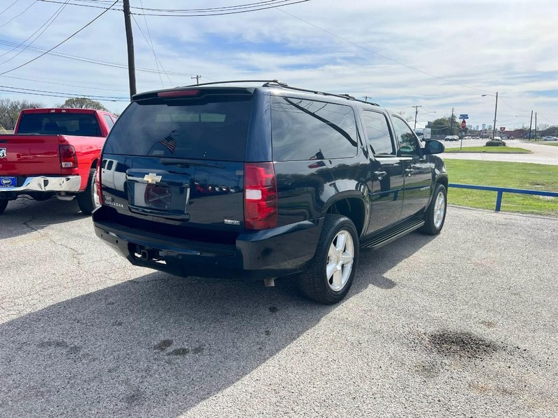 Chevrolet Suburban Vehicle Image 05