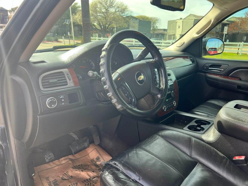 Chevrolet Suburban Vehicle Image 06