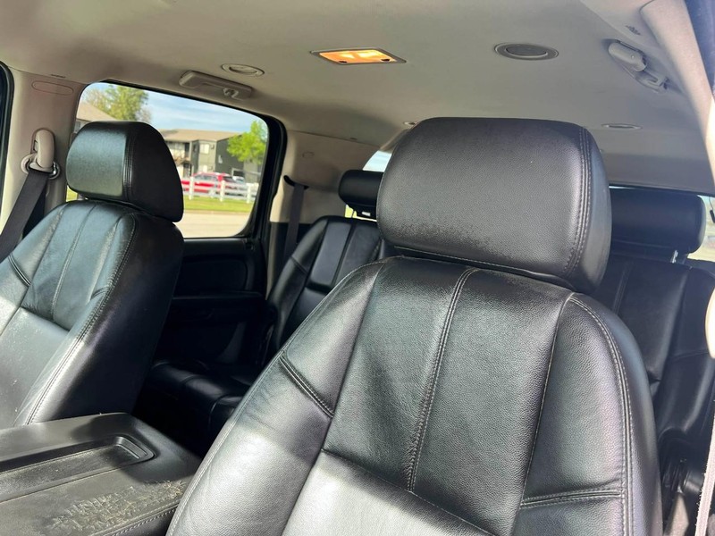 Chevrolet Suburban Vehicle Image 07