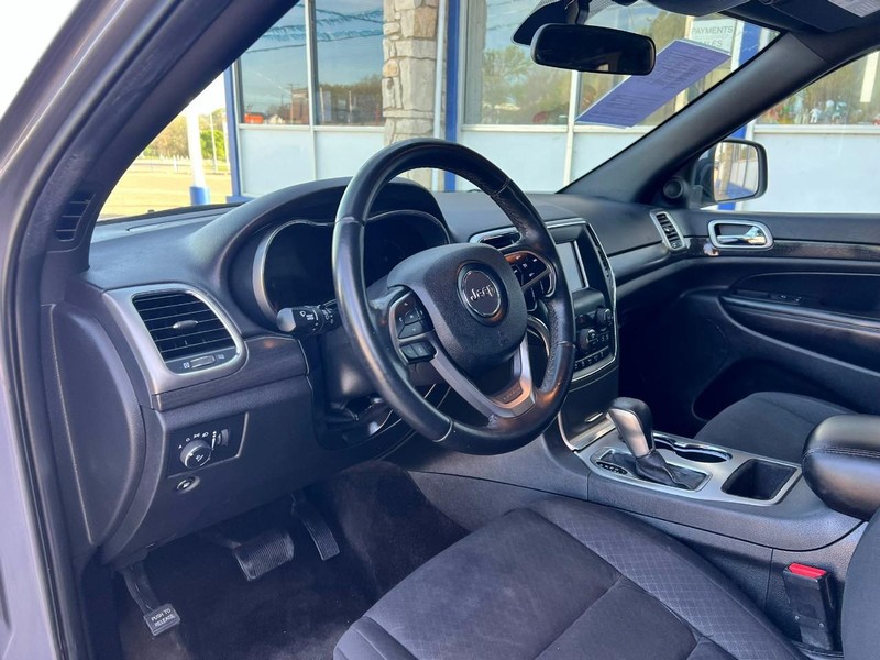 Jeep Grand Cherokee Vehicle Image 06