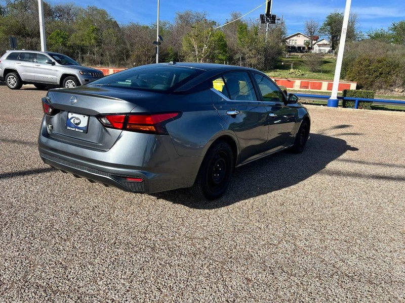 Nissan Altima Vehicle Image 04