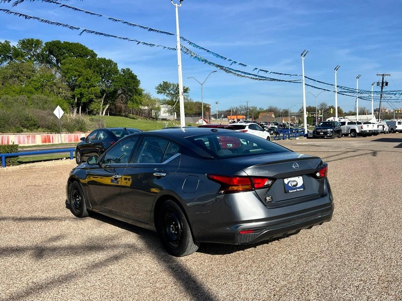 Nissan Altima Vehicle Image 05