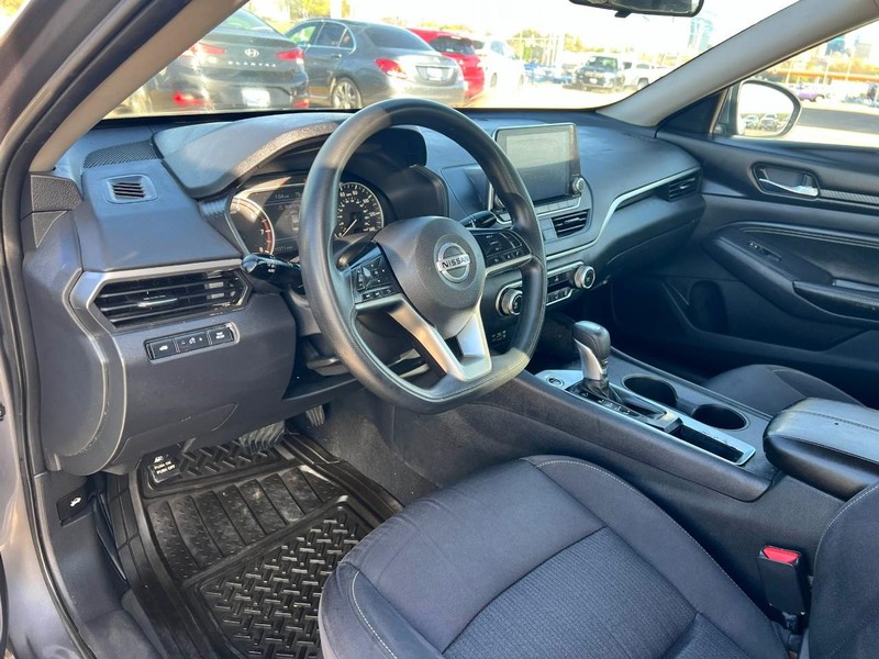 Nissan Altima Vehicle Image 06