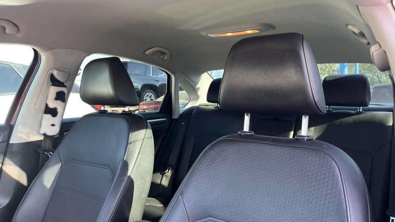 Volkswagen Passat Vehicle Image 06