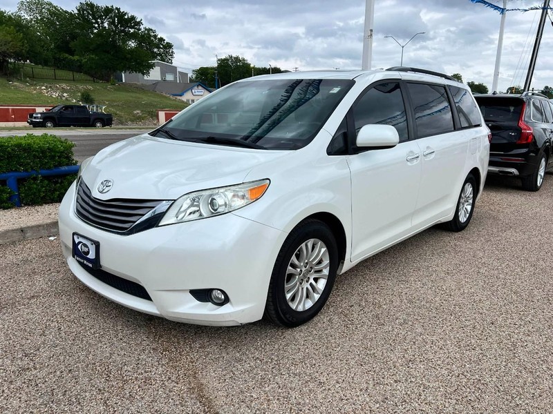 Toyota Sienna Vehicle Image 02