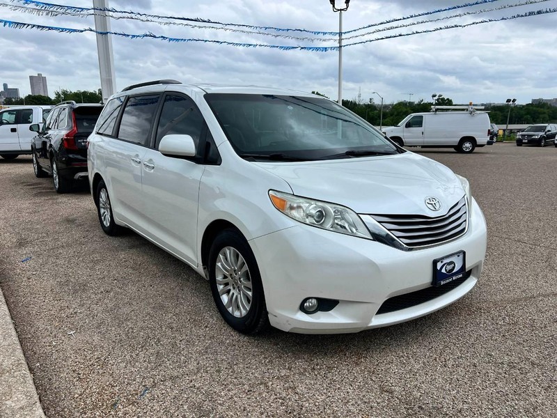 Toyota Sienna Vehicle Image 03