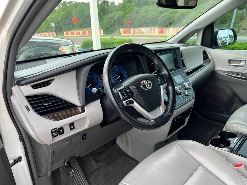 Toyota Sienna Vehicle Image 06