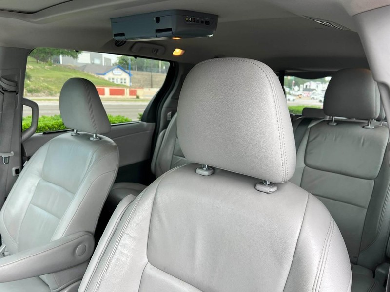 Toyota Sienna Vehicle Image 07