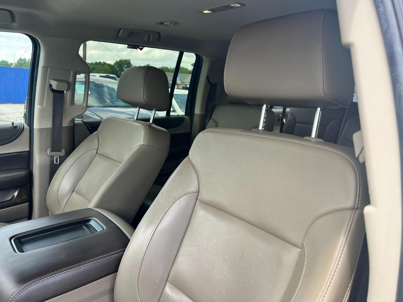 Chevrolet Suburban Vehicle Image 05