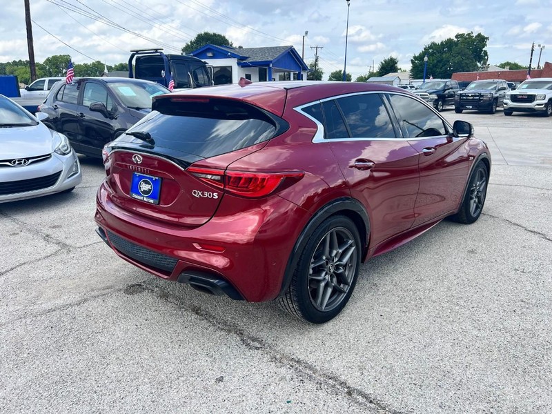 INFINITI QX30 Vehicle Image 03