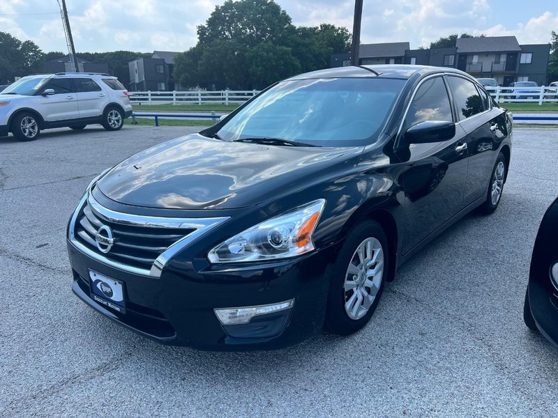 Nissan Altima Vehicle Image 02