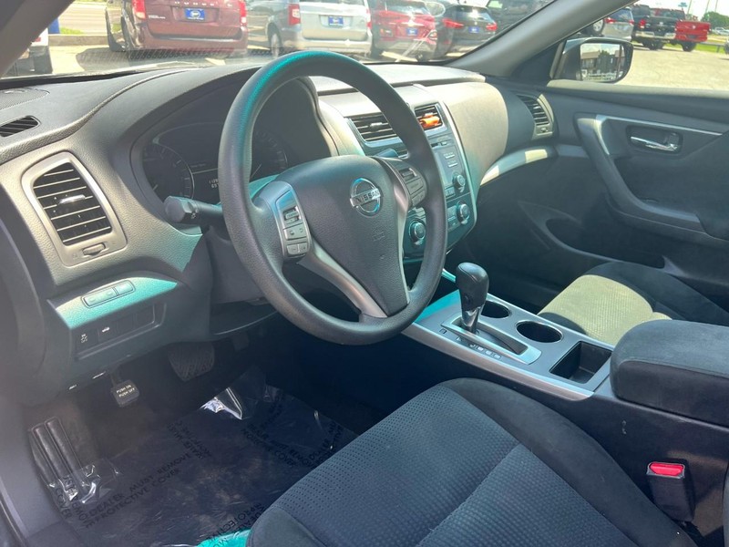 Nissan Altima Vehicle Image 05