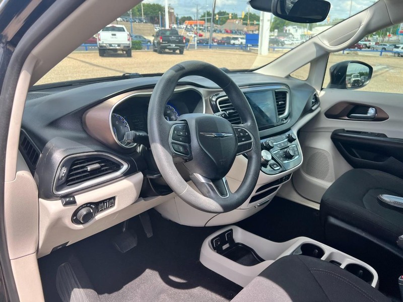 Chrysler Pacifica Vehicle Image 05