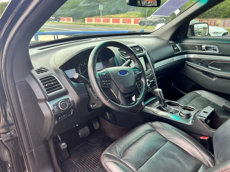 Ford Explorer Vehicle Image 05