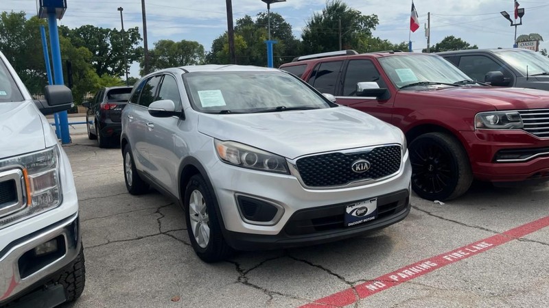 Kia Sorento Vehicle Image 02