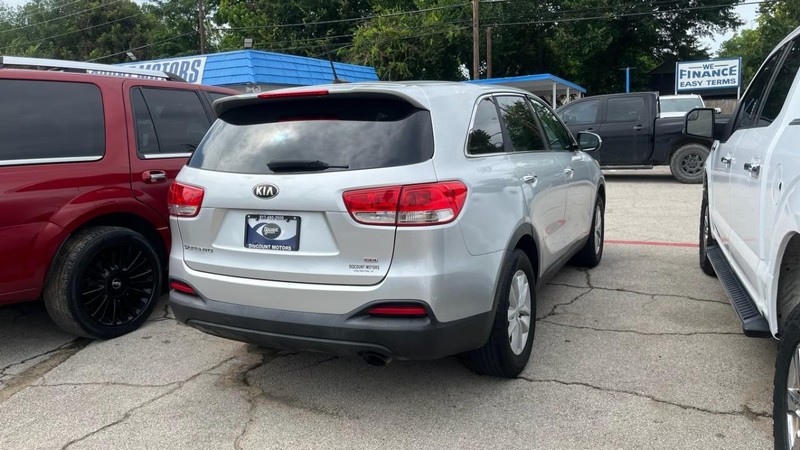 Kia Sorento Vehicle Image 04