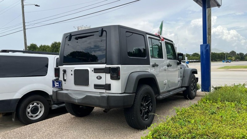Jeep Wrangler Vehicle Image 04