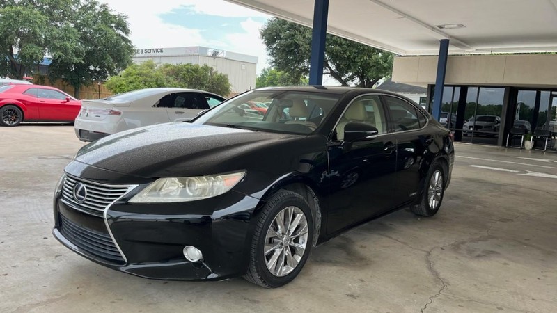 Lexus ES 300h Vehicle Image 02