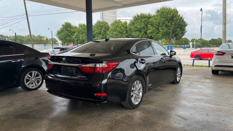 Lexus ES 300h Vehicle Image 04