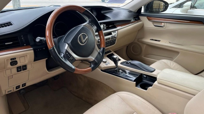 Lexus ES 300h Vehicle Image 05