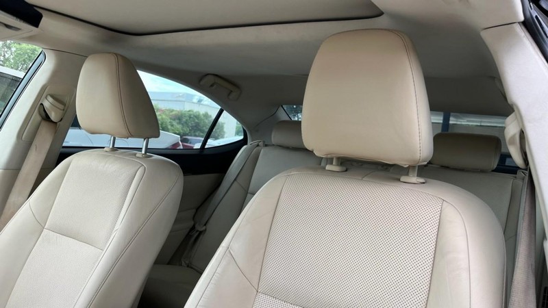 Lexus ES 300h Vehicle Image 06