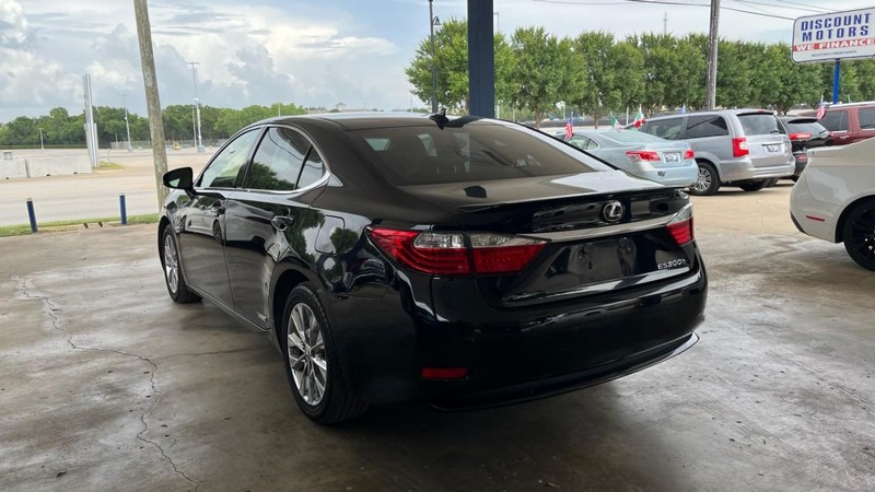 Lexus ES 300h Vehicle Image 07