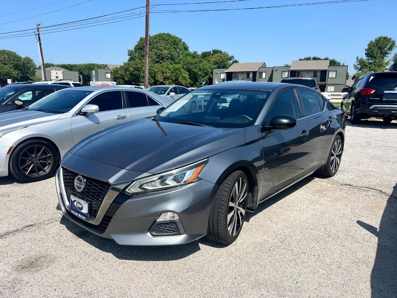 Nissan Altima Vehicle Image 02
