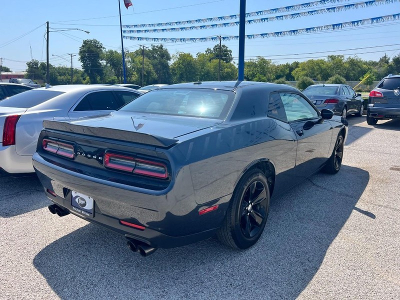Dodge Challenger Vehicle Image 04