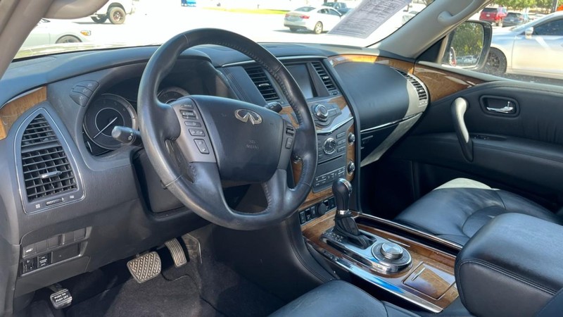 INFINITI QX56 Vehicle Image 05